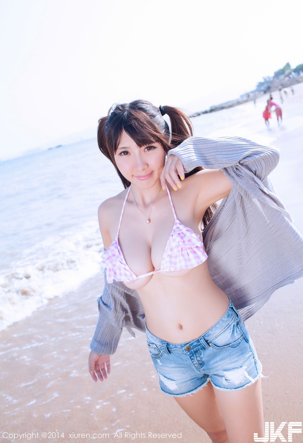 超狂！海邊驚見「無辜大奶妹」要夾壞掉了啦！F奶「兇殘豪乳」畫面真的好猛喔…