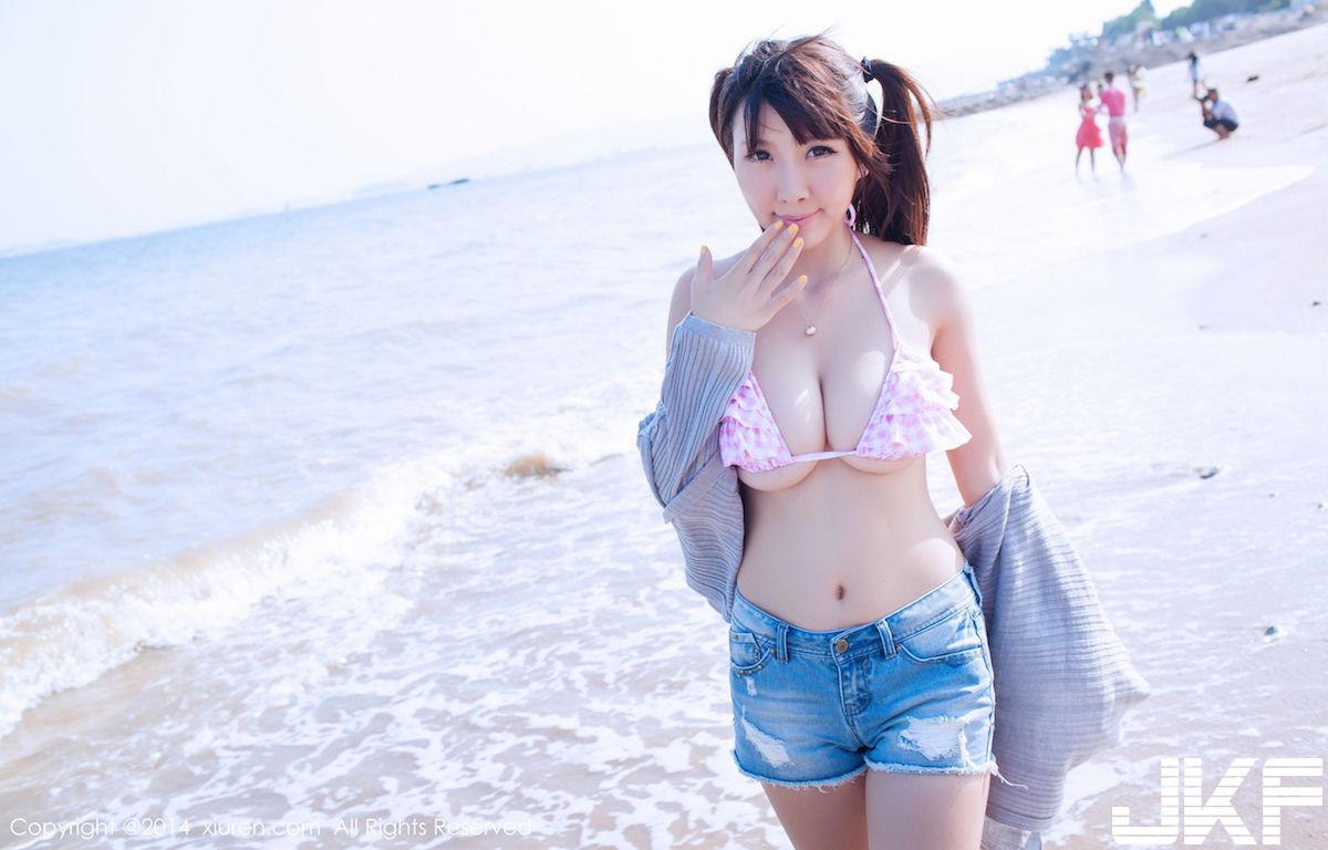 超狂！海邊驚見「無辜大奶妹」要夾壞掉了啦！F奶「兇殘豪乳」畫面真的好猛喔…