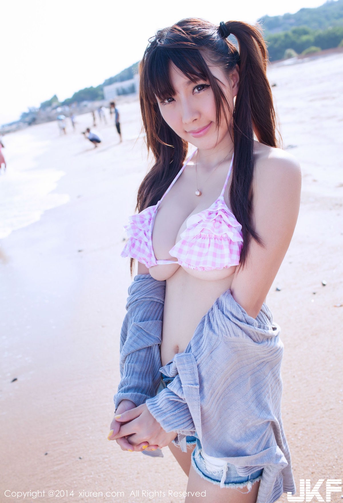 超狂！海邊驚見「無辜大奶妹」要夾壞掉了啦！F奶「兇殘豪乳」畫面真的好猛喔…