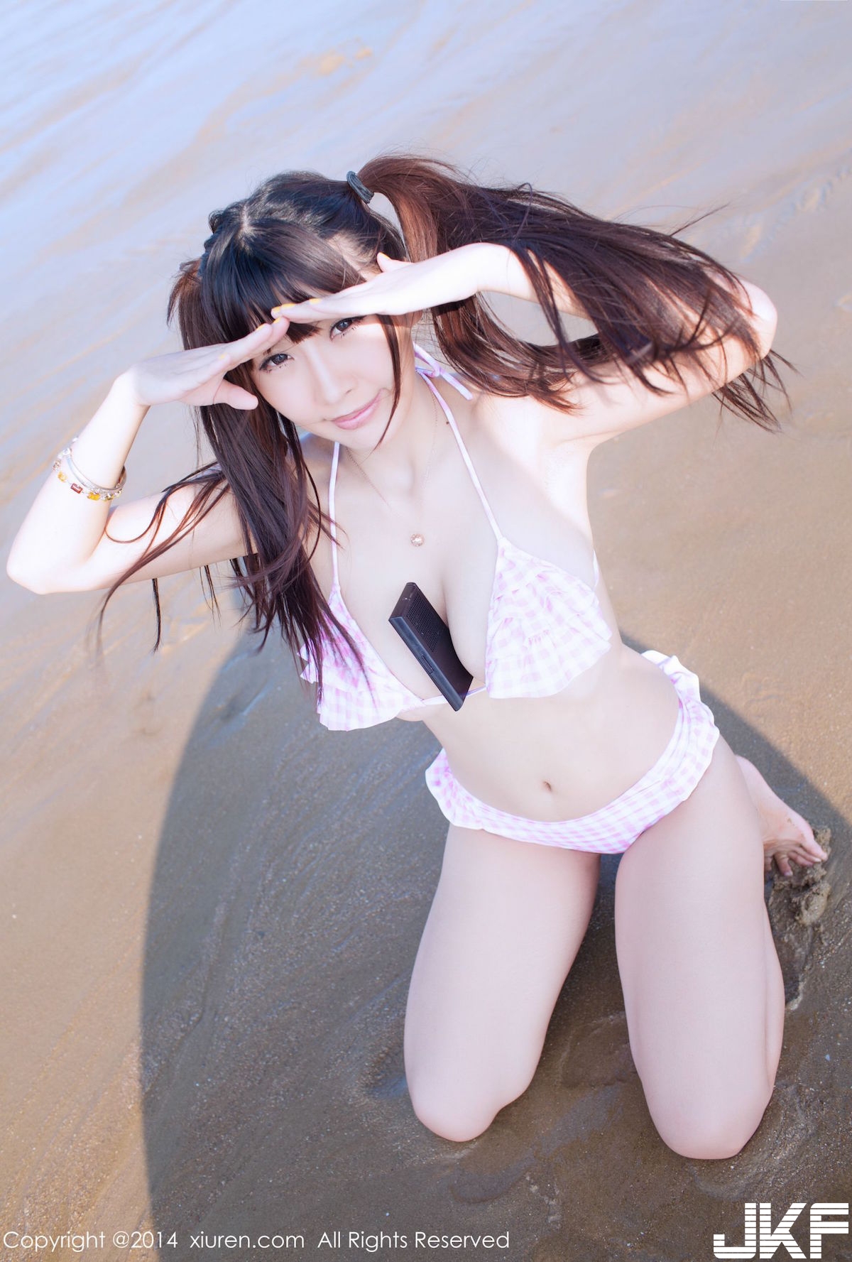 超狂！海邊驚見「無辜大奶妹」要夾壞掉了啦！F奶「兇殘豪乳」畫面真的好猛喔…
