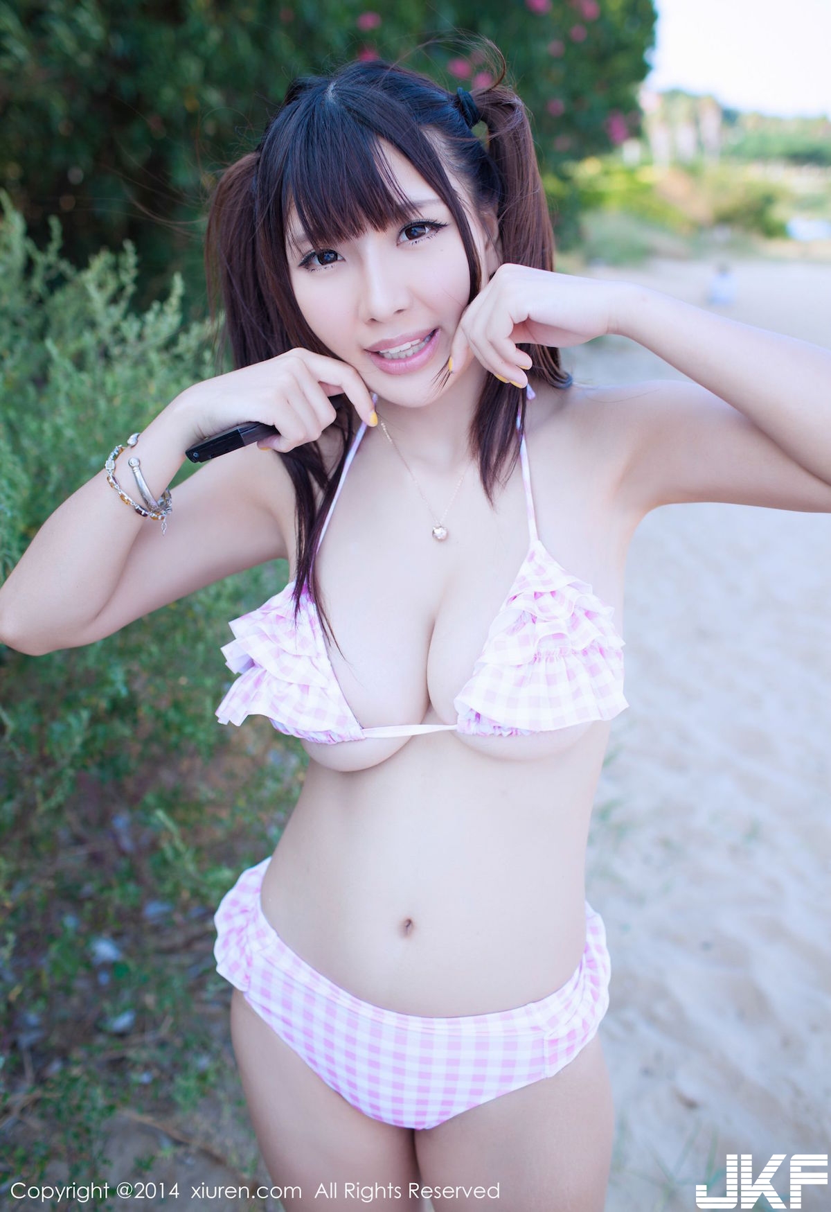 超狂！海邊驚見「無辜大奶妹」要夾壞掉了啦！F奶「兇殘豪乳」畫面真的好猛喔…