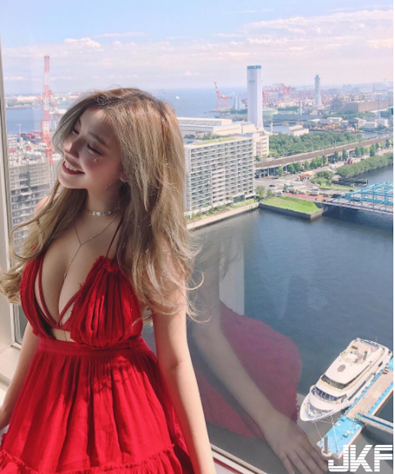 尺寸太大「衣服包不住」！正妹紅色比基尼秀「渾圓美乳」！畫面好白嫩啊～