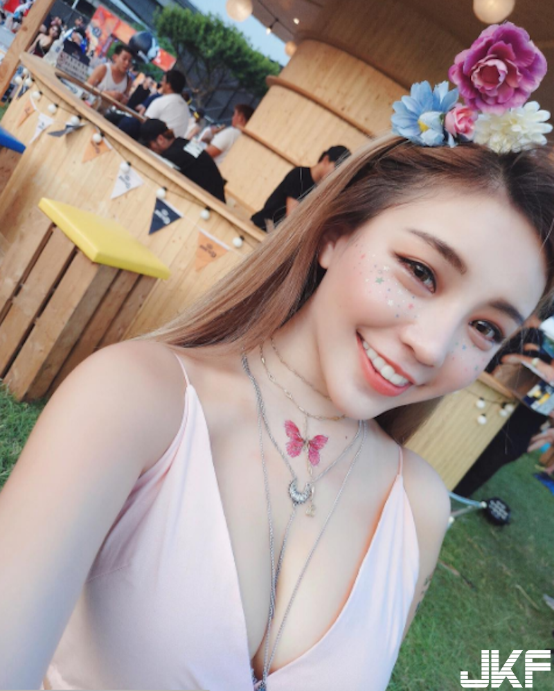 尺寸太大「衣服包不住」！正妹紅色比基尼秀「渾圓美乳」！畫面好白嫩啊～
