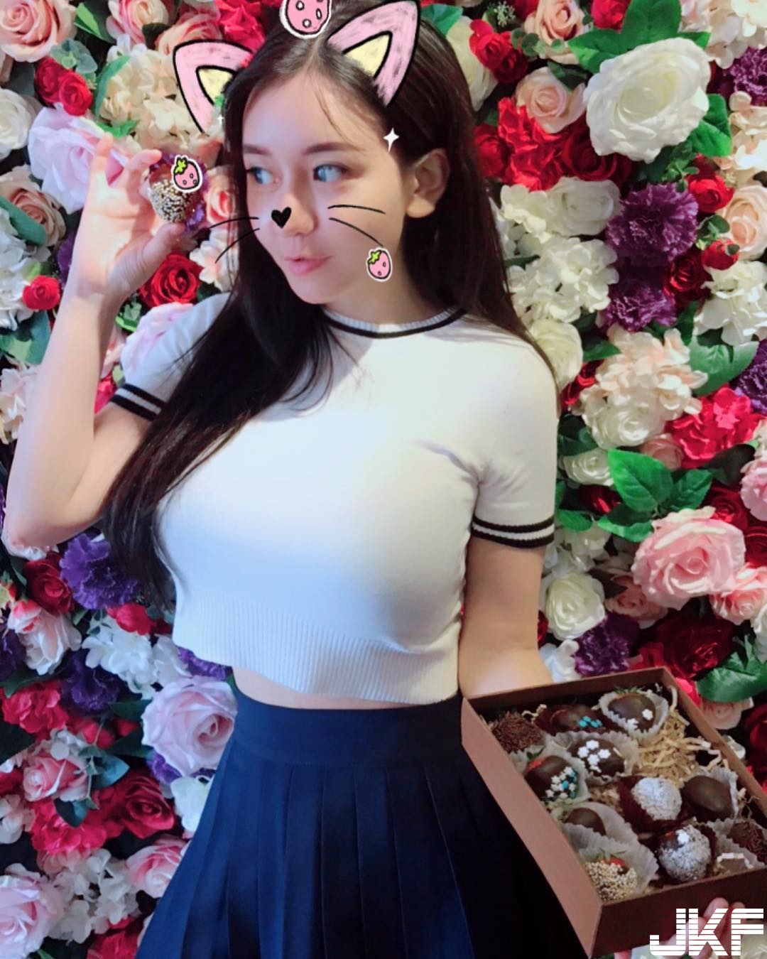 「巨乳奶妹」掀起泳池人造大海嘯！胸前自備沙灘排球「不科學腫脹」！