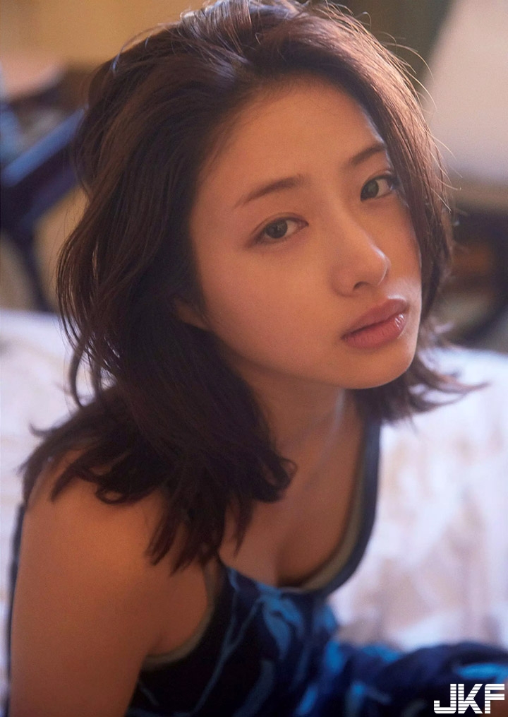 睽違6年「石原里美」以小女人姿態迎來輕熟性感！女神終於大解放…