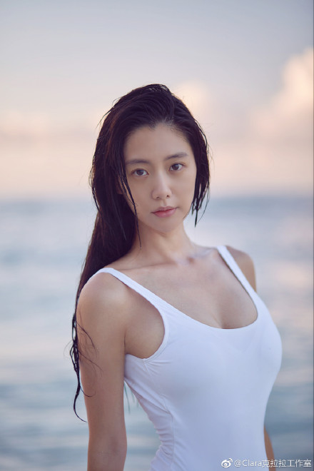 股溝大吃布！「克拉拉」濕身泳裝性感露出「股溝線」 美臀+嫩乳是男人都受不了啦！