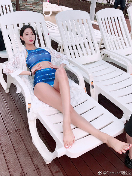 股溝大吃布！「克拉拉」濕身泳裝性感露出「股溝線」 美臀+嫩乳是男人都受不了啦！
