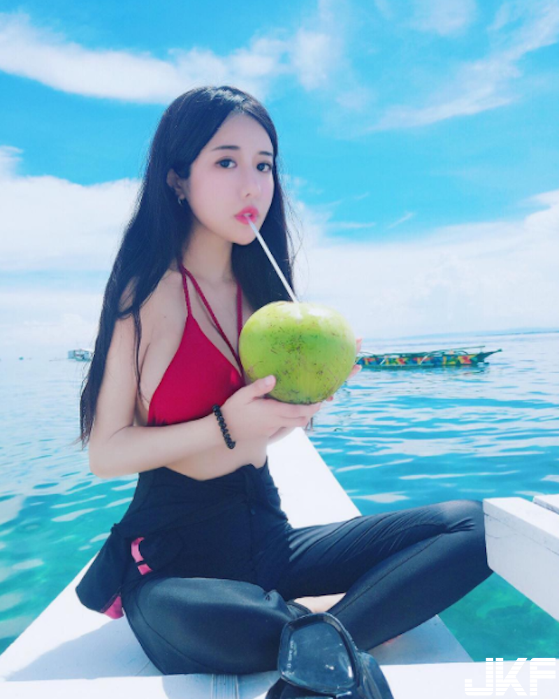 比椰子大！甜美正妹海邊秀「巨大白乳」！完美身材＋蜜桃臀原來是「診所小護士」！