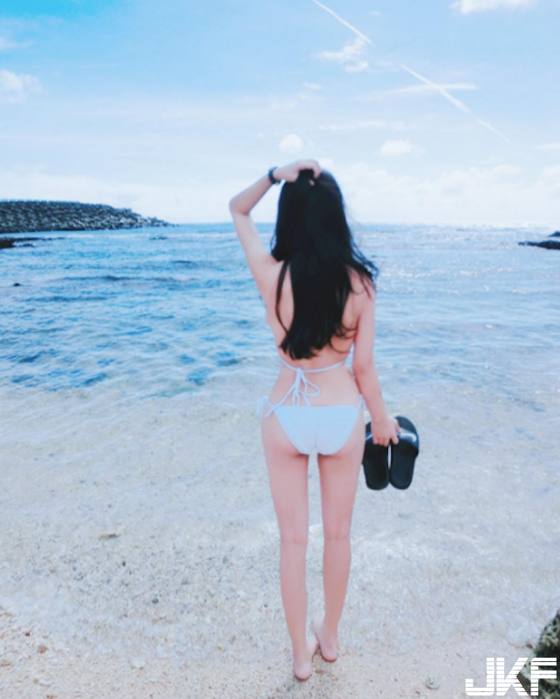 比椰子大！甜美正妹海邊秀「巨大白乳」！完美身材＋蜜桃臀原來是「診所小護士」！