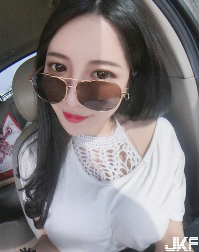 比椰子大！甜美正妹海邊秀「巨大白乳」！完美身材＋蜜桃臀原來是「診所小護士」！