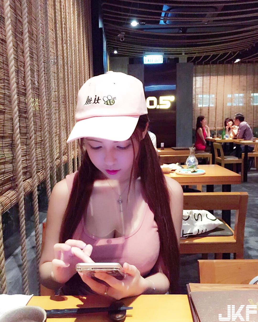 「巨乳港妹」乳量溢出比基尼！奶頂比薩斜塔太猖狂！幫扶一把不是問題&#8230;