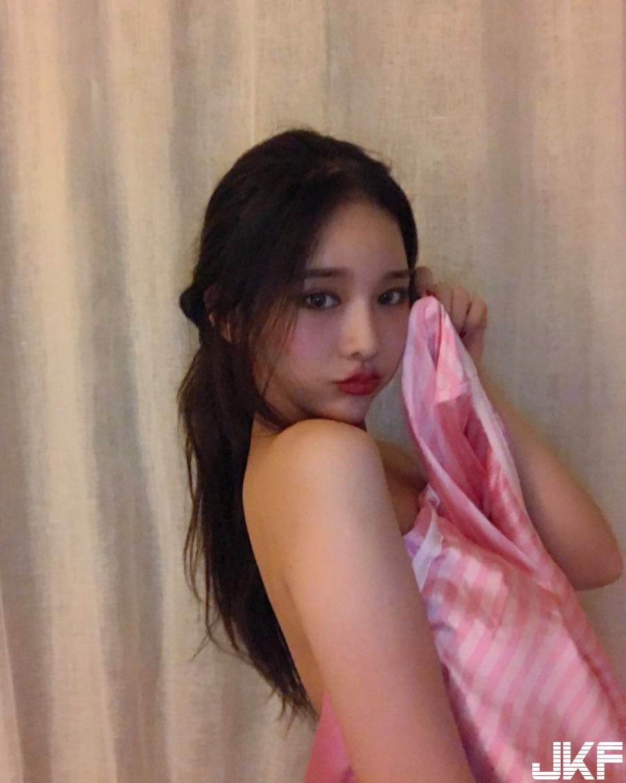 驚見正妹挾帶「不科學雙峰」！驚人乳量太震撼，讓人慾望直衝腦門！