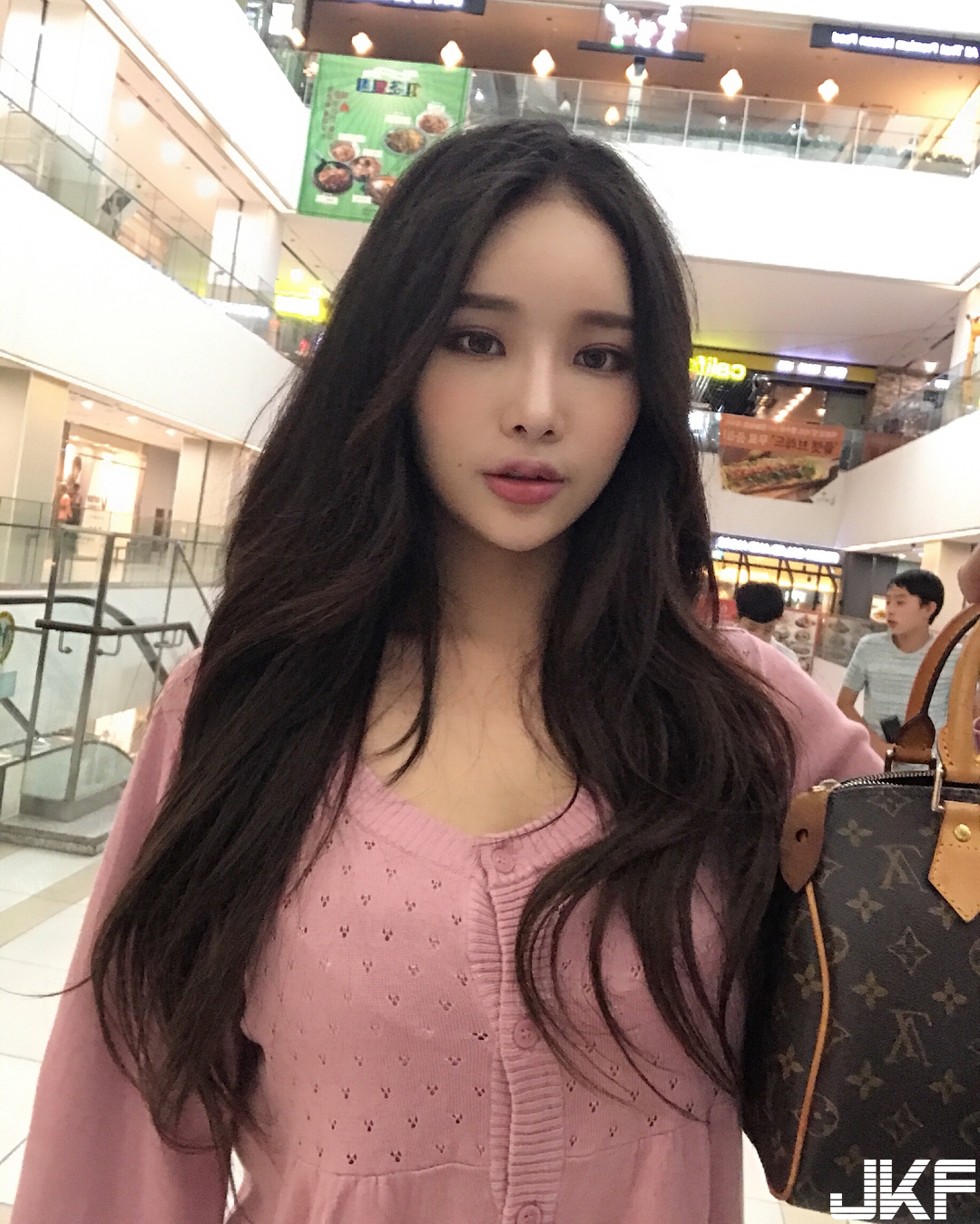 驚見正妹挾帶「不科學雙峰」！驚人乳量太震撼，讓人慾望直衝腦門！