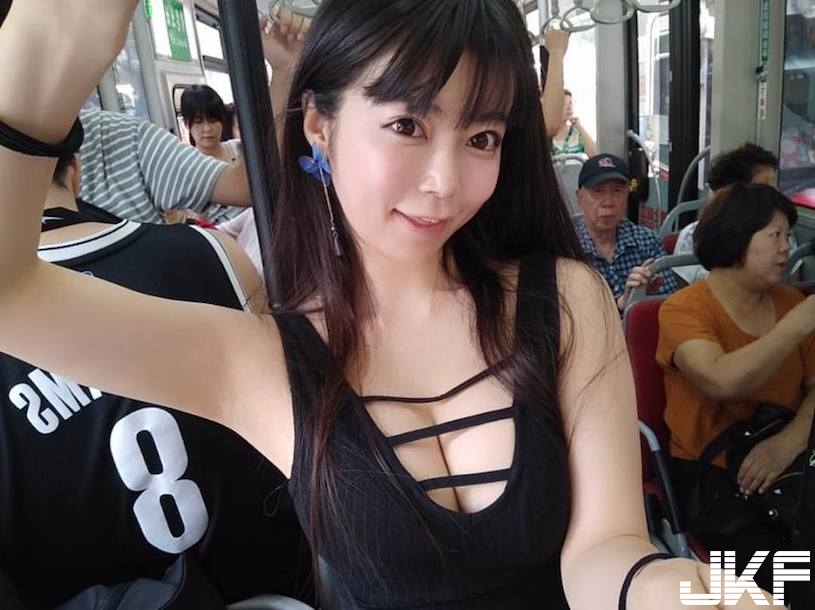 百貨商場驚見「爆乳口罩妹」，超低胸視角火辣自拍，巨大H奶要掉出了！