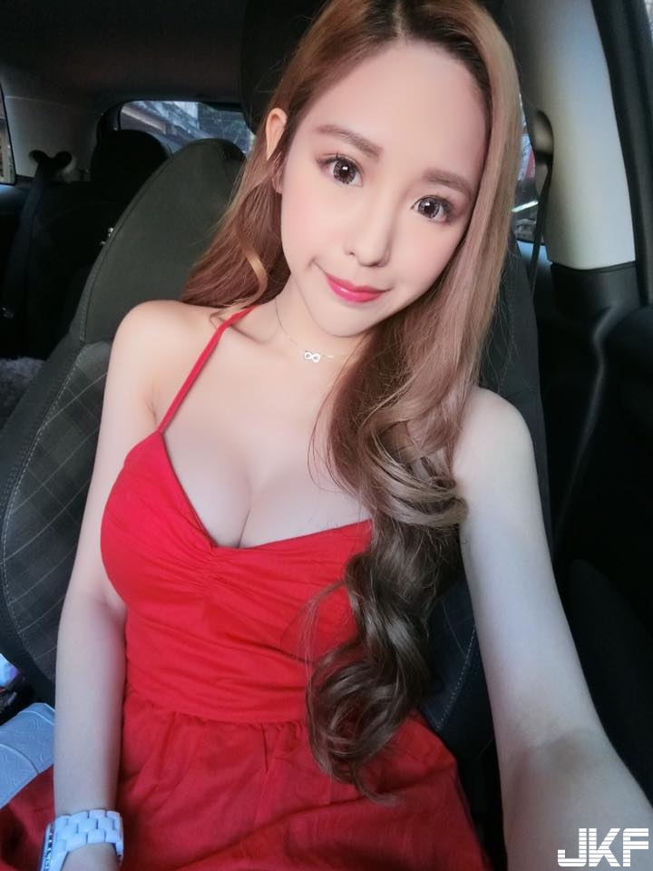 街上捕獲「超長美腿正妹」．轉過來胸前「超重份量」看了都暈了！真的天菜無誤！