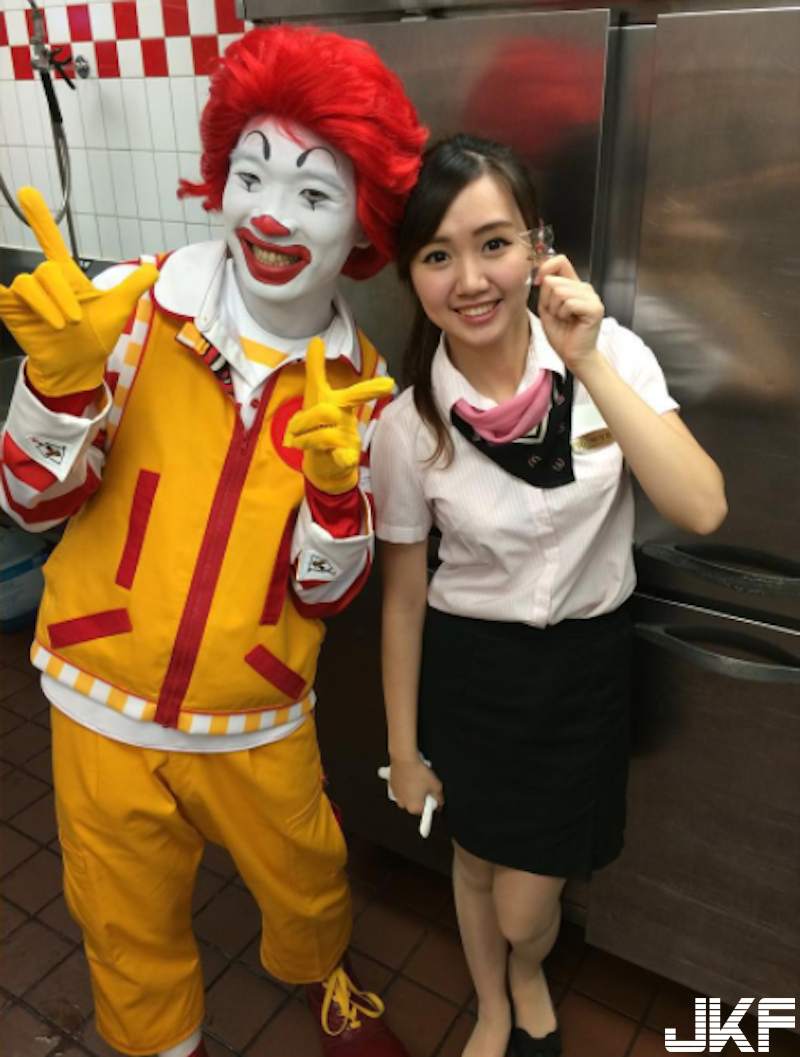 桃園麥當勞「娃娃臉正妹店員」！制服下面「鼓鼓的」！隱藏版好身材放桌上更明顯！