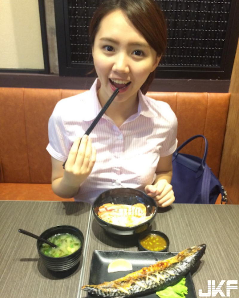 桃園麥當勞「娃娃臉正妹店員」！制服下面「鼓鼓的」！隱藏版好身材放桌上更明顯！