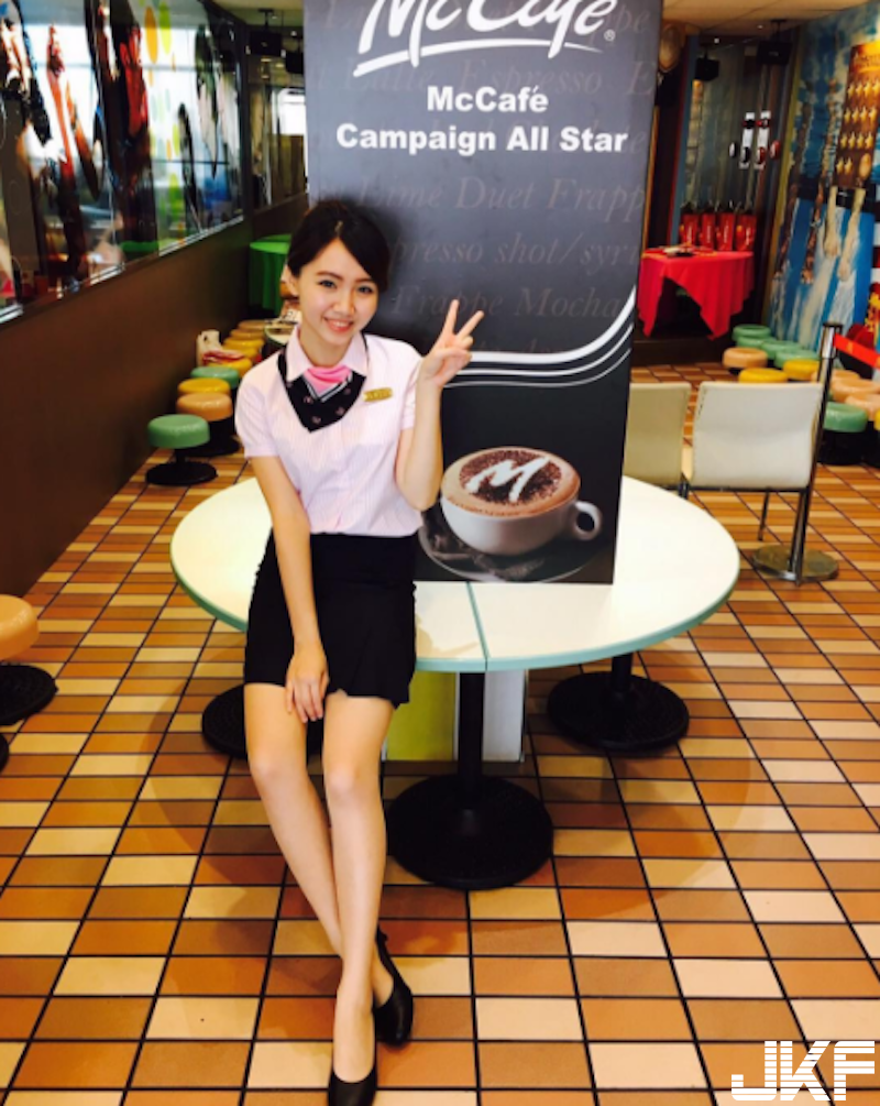桃園麥當勞「娃娃臉正妹店員」！制服下面「鼓鼓的」！隱藏版好身材放桌上更明顯！