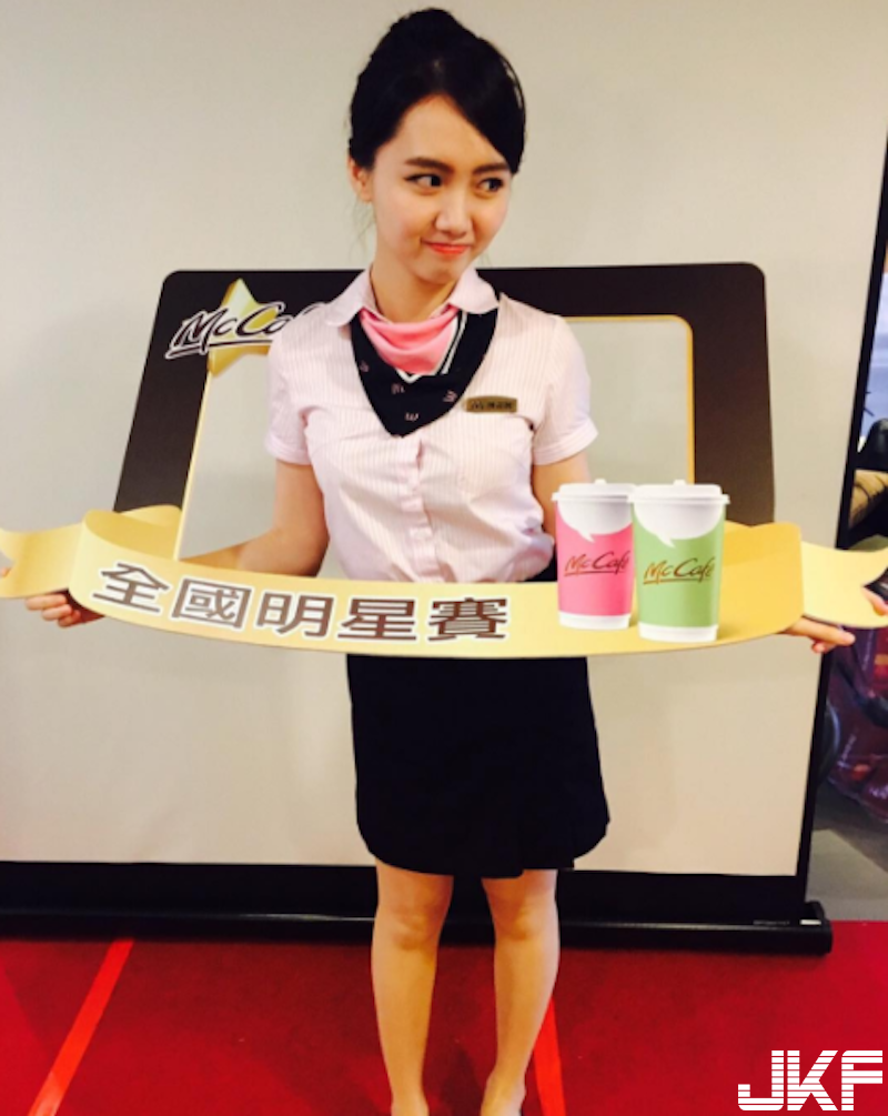 桃園麥當勞「娃娃臉正妹店員」！制服下面「鼓鼓的」！隱藏版好身材放桌上更明顯！
