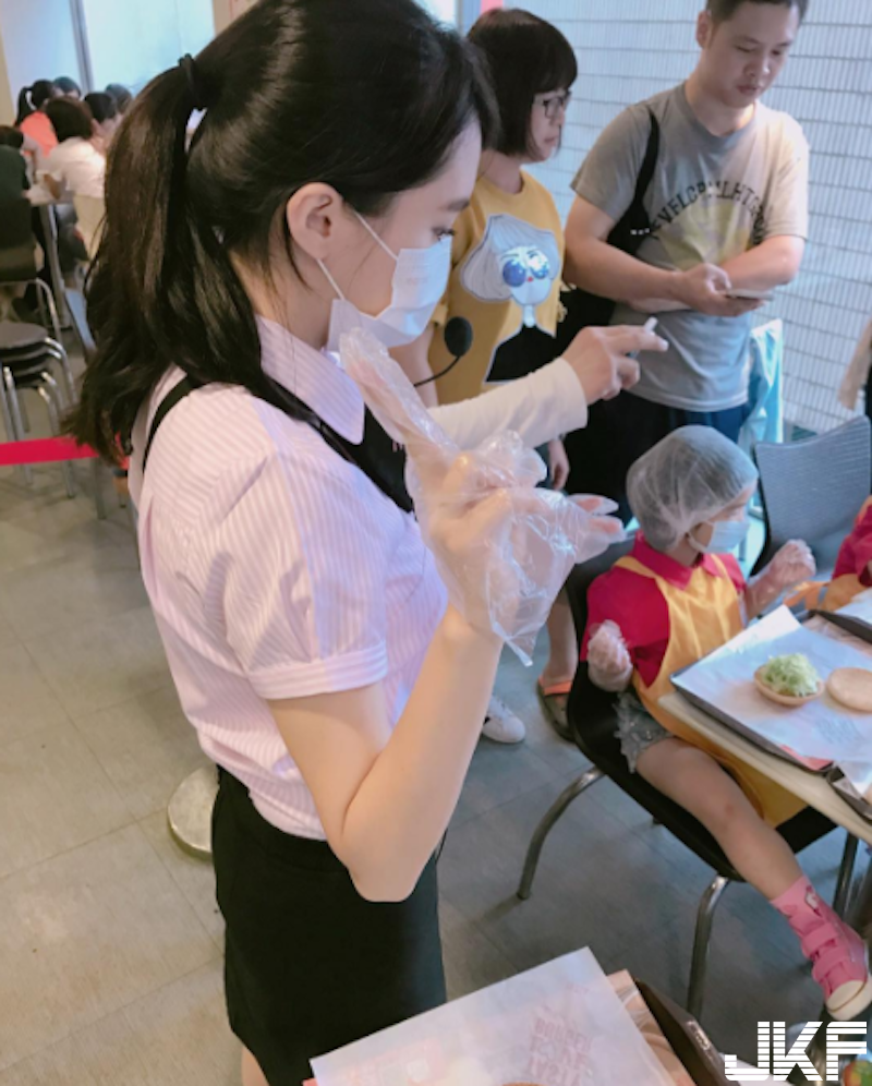 桃園麥當勞「娃娃臉正妹店員」！制服下面「鼓鼓的」！隱藏版好身材放桌上更明顯！
