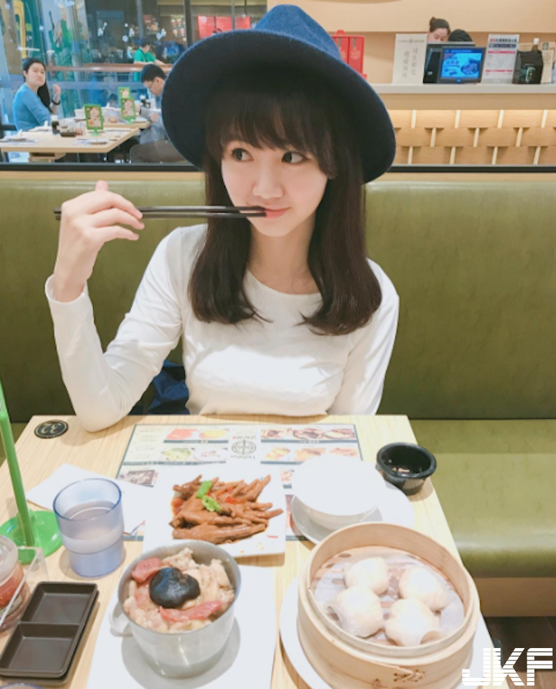 桃園麥當勞「娃娃臉正妹店員」！制服下面「鼓鼓的」！隱藏版好身材放桌上更明顯！