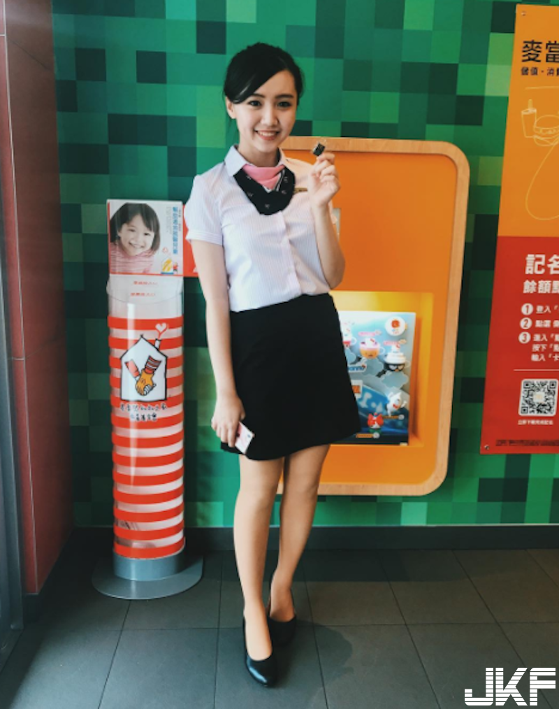 桃園麥當勞「娃娃臉正妹店員」！制服下面「鼓鼓的」！隱藏版好身材放桌上更明顯！