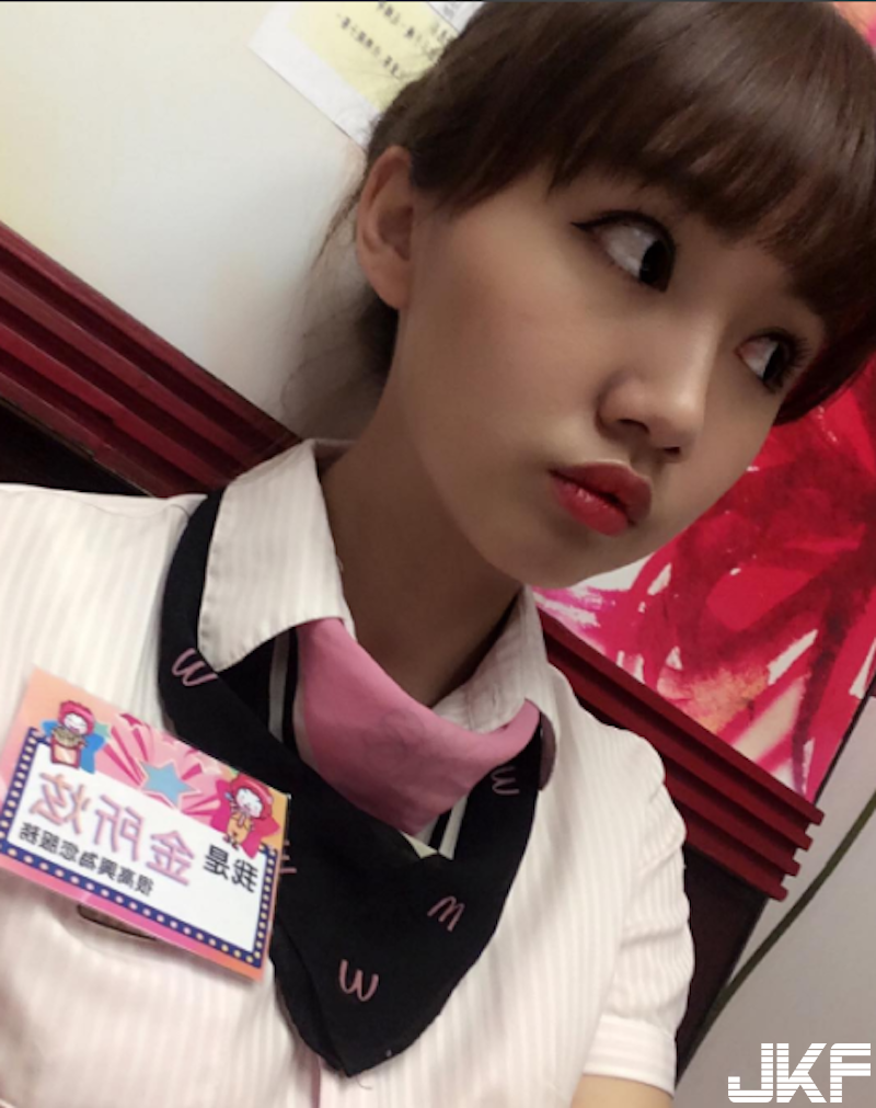 桃園麥當勞「娃娃臉正妹店員」！制服下面「鼓鼓的」！隱藏版好身材放桌上更明顯！