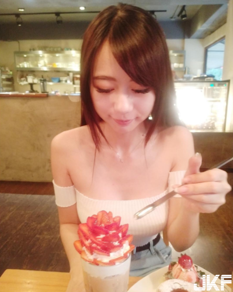 附中「性感學生妹」！清純可愛卻擁有「魔鬼身材」！長腿翹臀太犯規了啦！