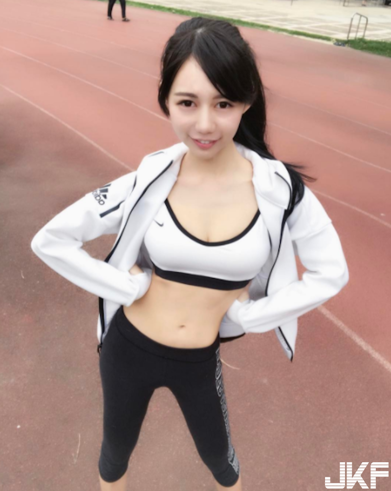 附中「性感學生妹」！清純可愛卻擁有「魔鬼身材」！長腿翹臀太犯規了啦！
