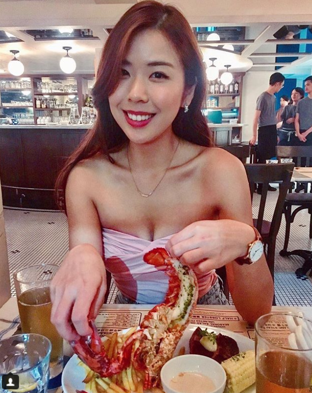 「御姊系空姐」最愛在海邊曬美腿美胸！超犯規身材讓人好想在機上遇到她！