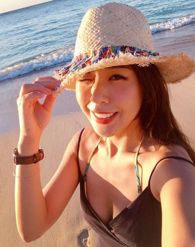 「御姊系空姐」最愛在海邊曬美腿美胸！超犯規身材讓人好想在機上遇到她！