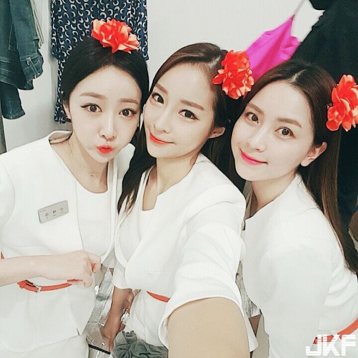 小吃攤驚見「高顏值正妹」！雙眼放電讓人招架不住，網呼：好想打包帶回…