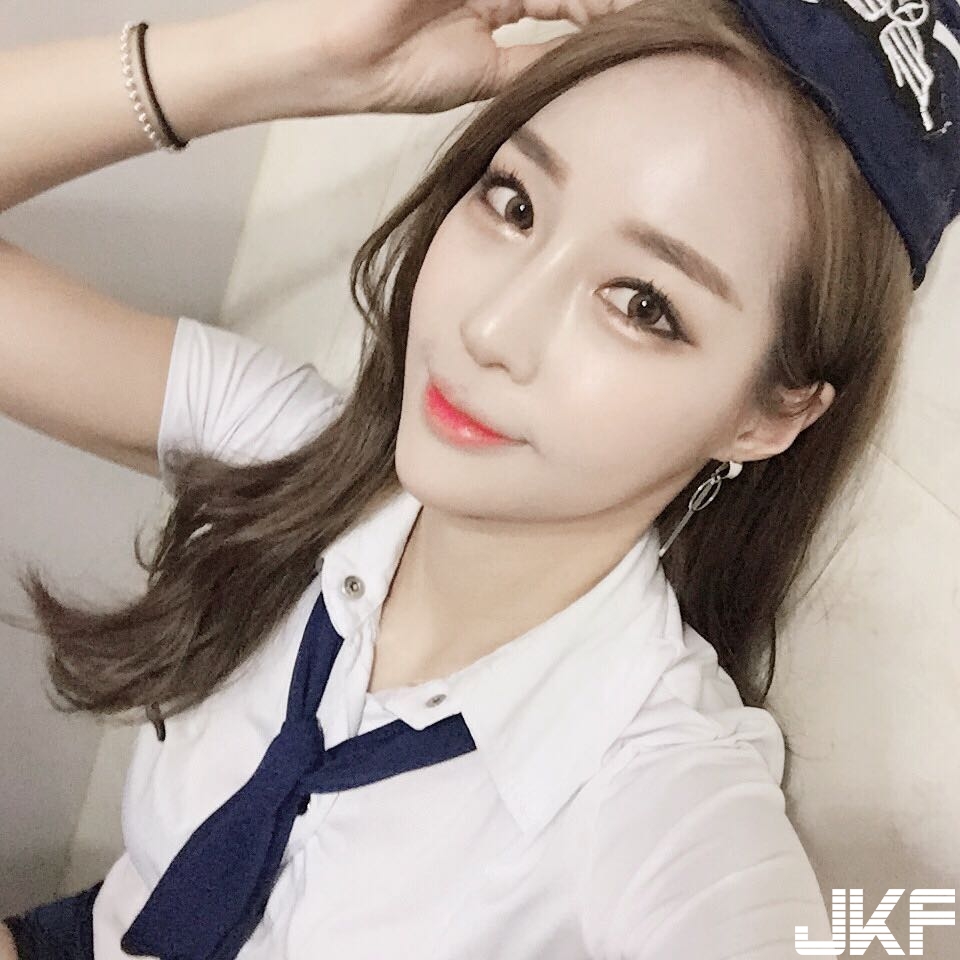 小吃攤驚見「高顏值正妹」！雙眼放電讓人招架不住，網呼：好想打包帶回…