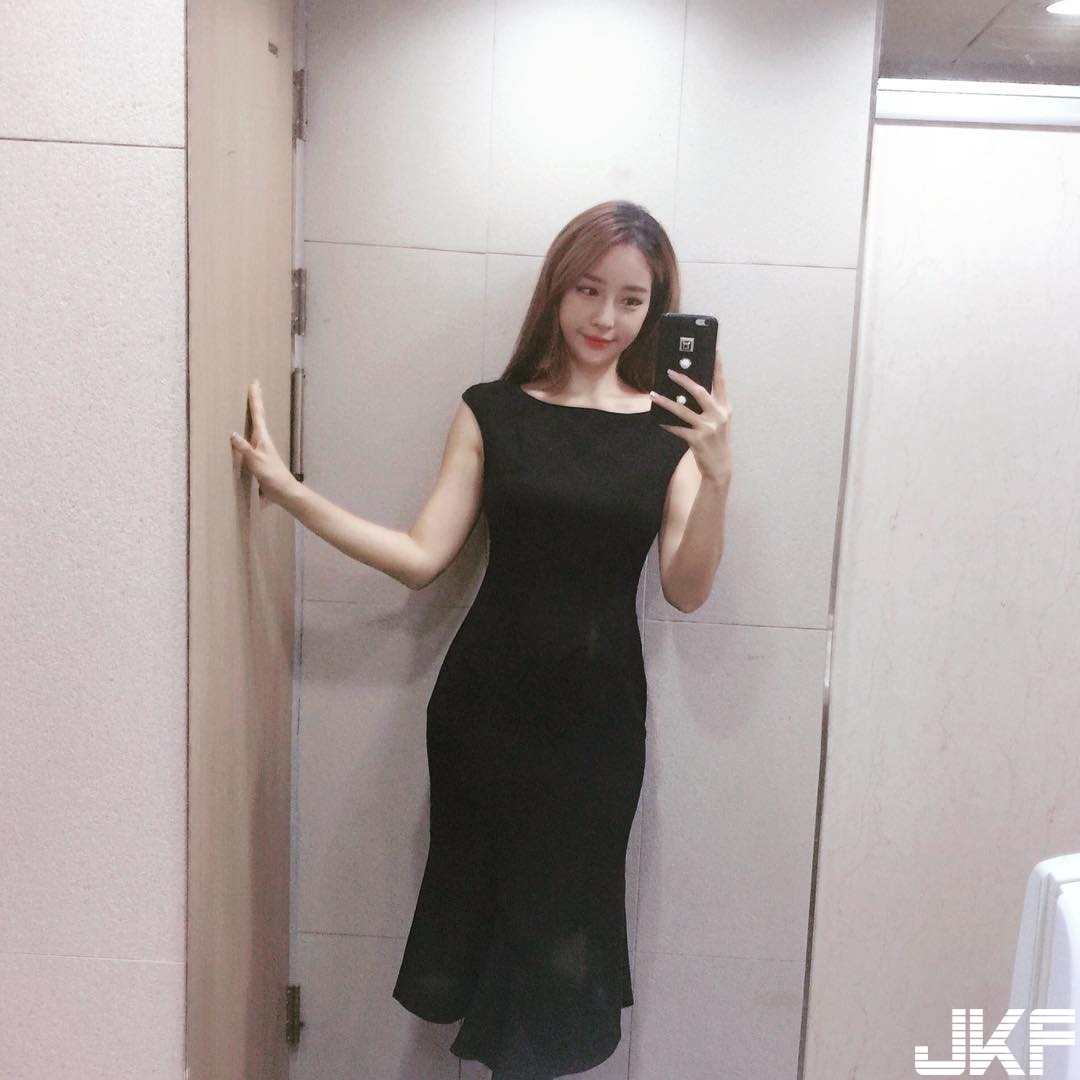 小吃攤驚見「高顏值正妹」！雙眼放電讓人招架不住，網呼：好想打包帶回…