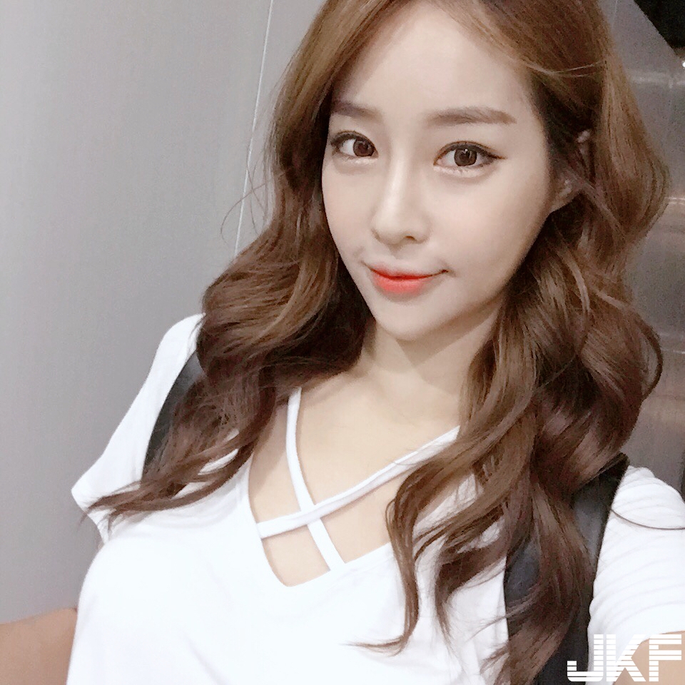 小吃攤驚見「高顏值正妹」！雙眼放電讓人招架不住，網呼：好想打包帶回…