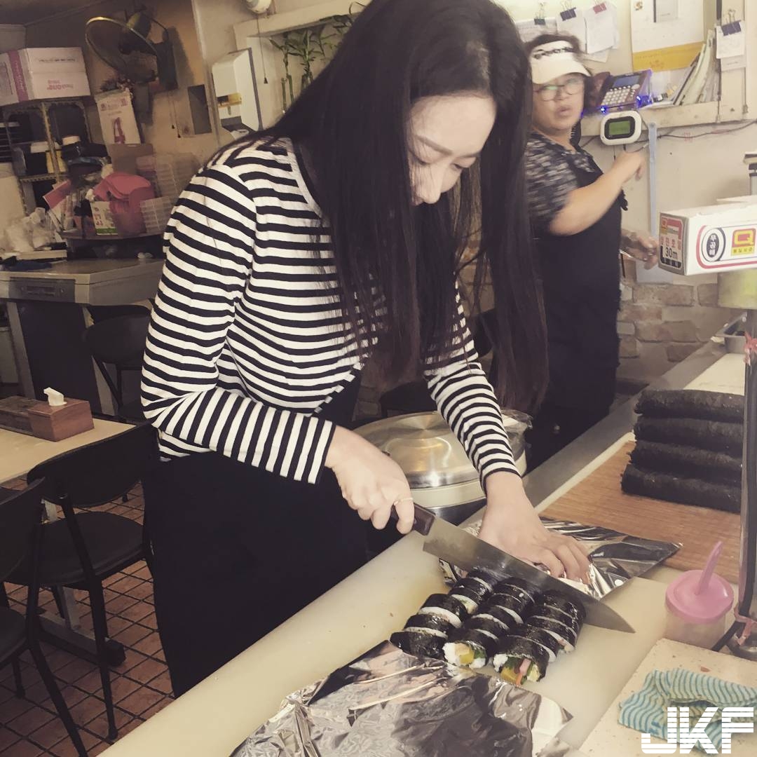 小吃攤驚見「高顏值正妹」！雙眼放電讓人招架不住，網呼：好想打包帶回…