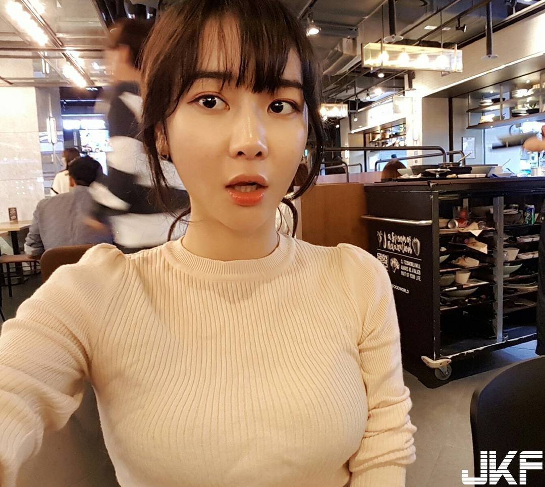 正妹有嘻哈！圓潤長輩「上下彈跳」大秀free style，忍不住跟著打節奏