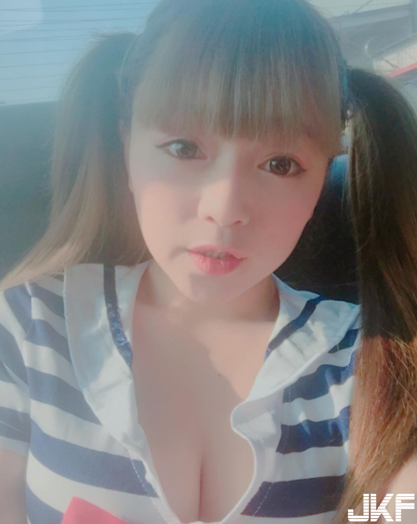 櫃子好小！可以放進櫃子裡的「爆奶小隻馬」身材比例極度不科學 想放房間「收藏」呀！