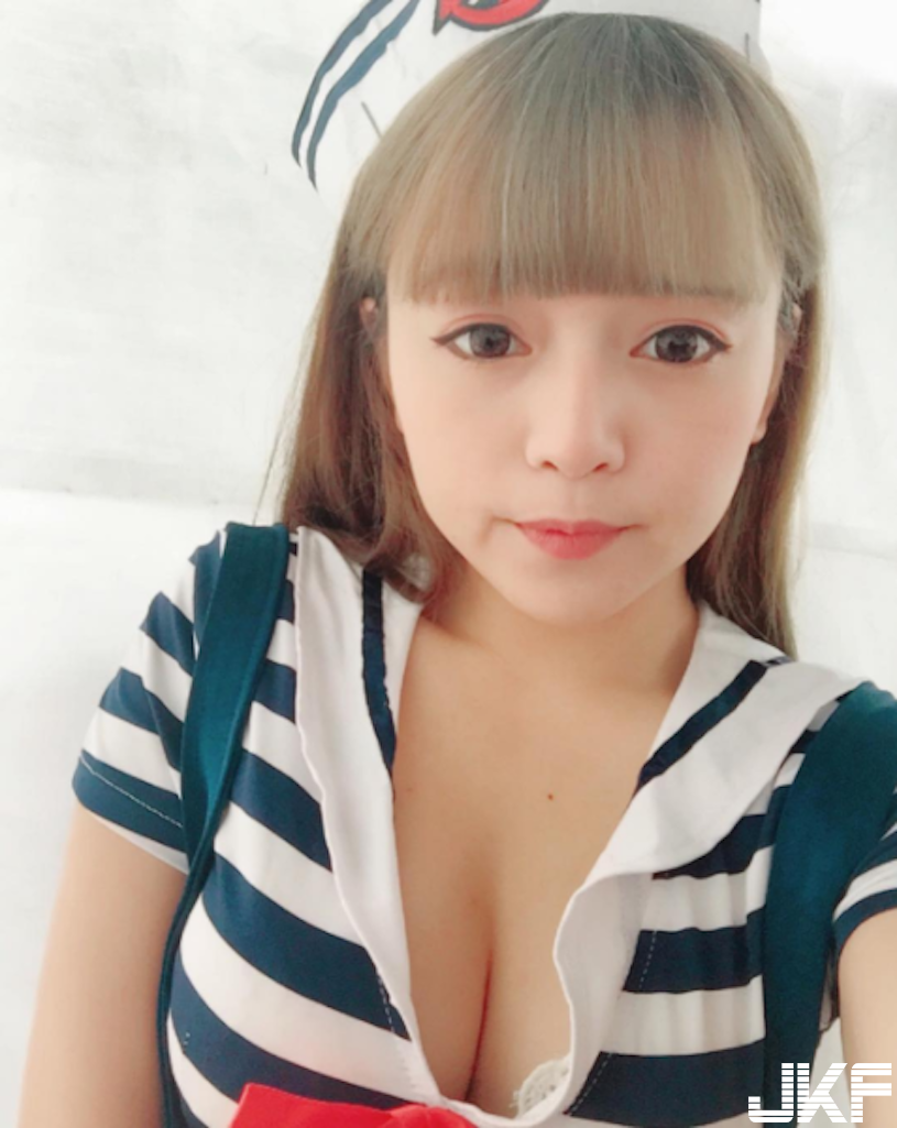 櫃子好小！可以放進櫃子裡的「爆奶小隻馬」身材比例極度不科學 想放房間「收藏」呀！