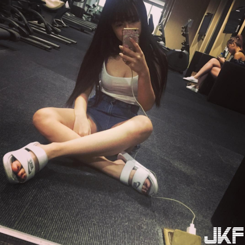 櫃子好小！可以放進櫃子裡的「爆奶小隻馬」身材比例極度不科學 想放房間「收藏」呀！