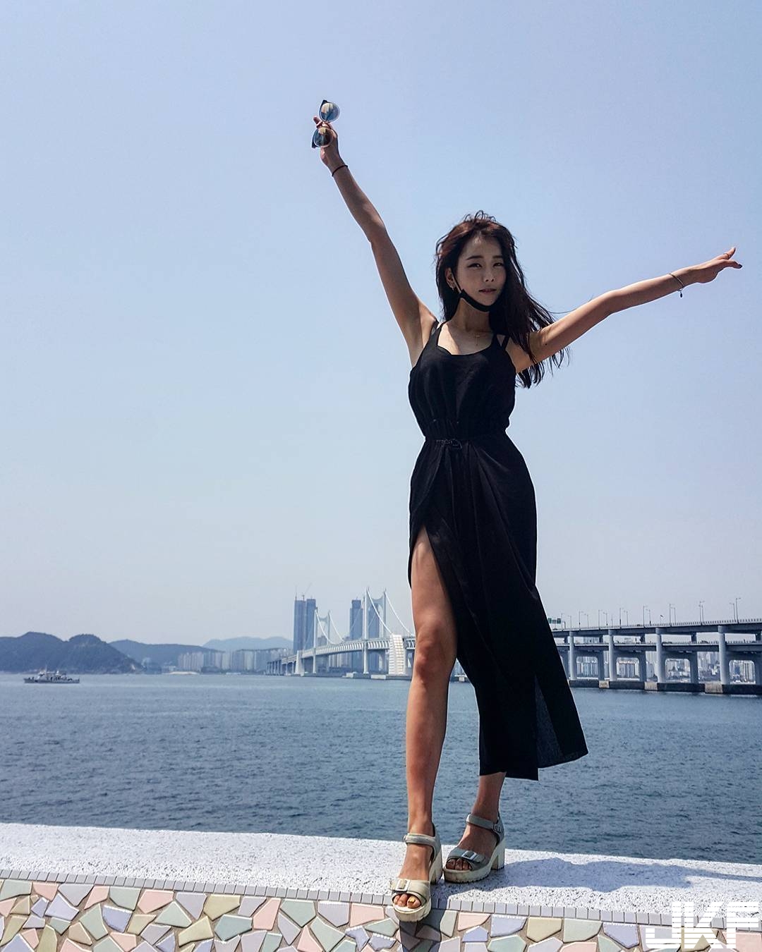 正妹有嘻哈！圓潤長輩「上下彈跳」大秀free style，忍不住跟著打節奏