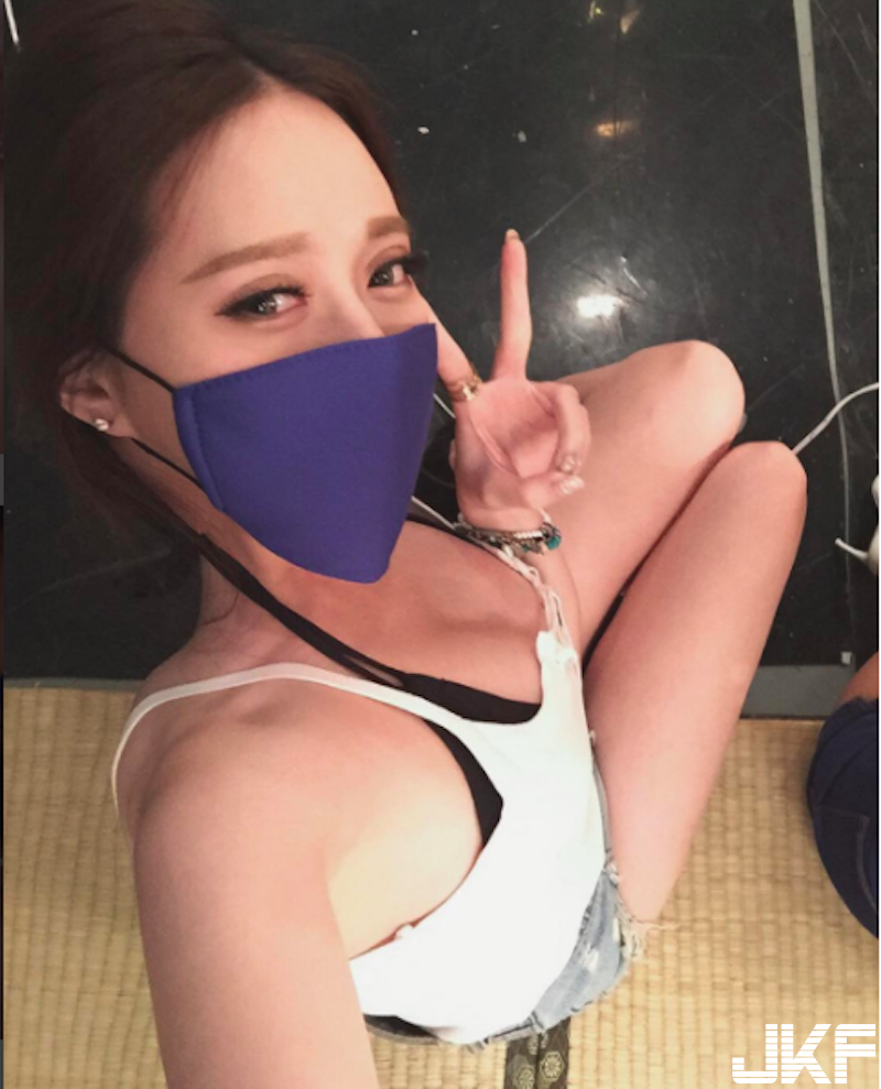 好猛喔！「乳露飯」奶妹掀衣大口進食！兩顆「極致乳球」拿來下飯剛剛好&#8230;