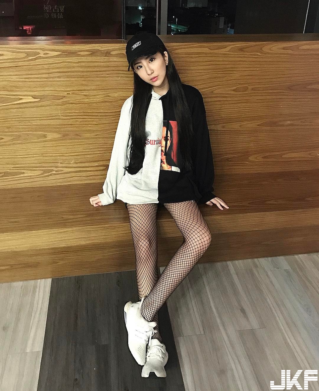 顏值爆表「氣質正妹」光看臉蛋就戀愛！沒想到「白嫩長輩」如此兇！比基尼照超養眼…