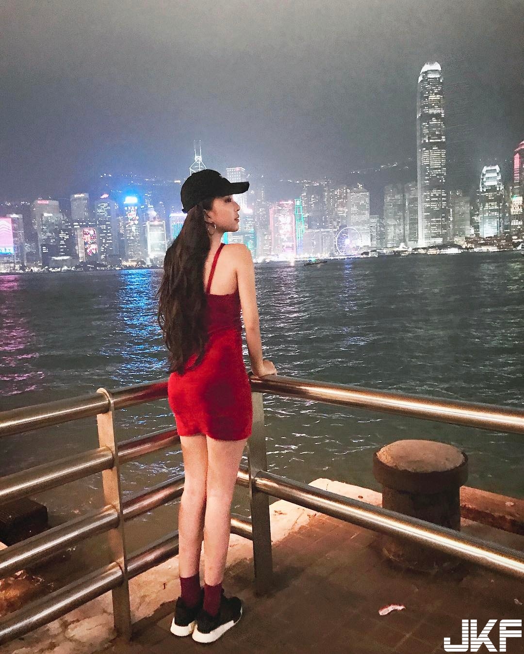 顏值爆表「氣質正妹」光看臉蛋就戀愛！沒想到「白嫩長輩」如此兇！比基尼照超養眼…