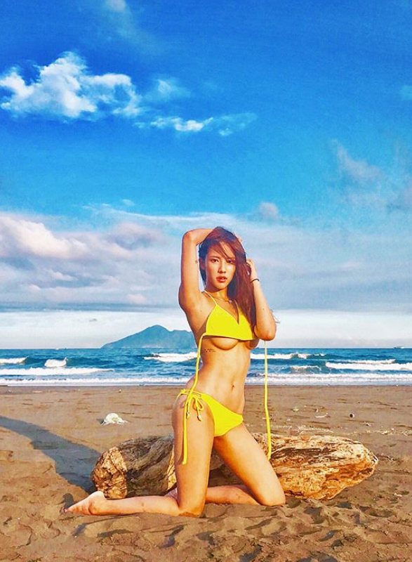 在海邊寬衣解帶！「美乳正妹」捧奶又露南半球，輕拉褲帶讓人慾火中燒！