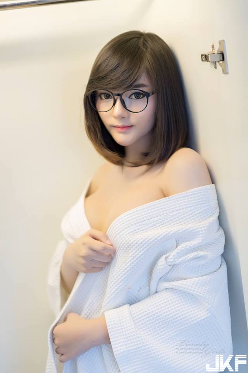 「肉肉學生奶妹」身材好洶湧！椅子壓奶「份量充足」～好想幫她扶眼鏡喔！