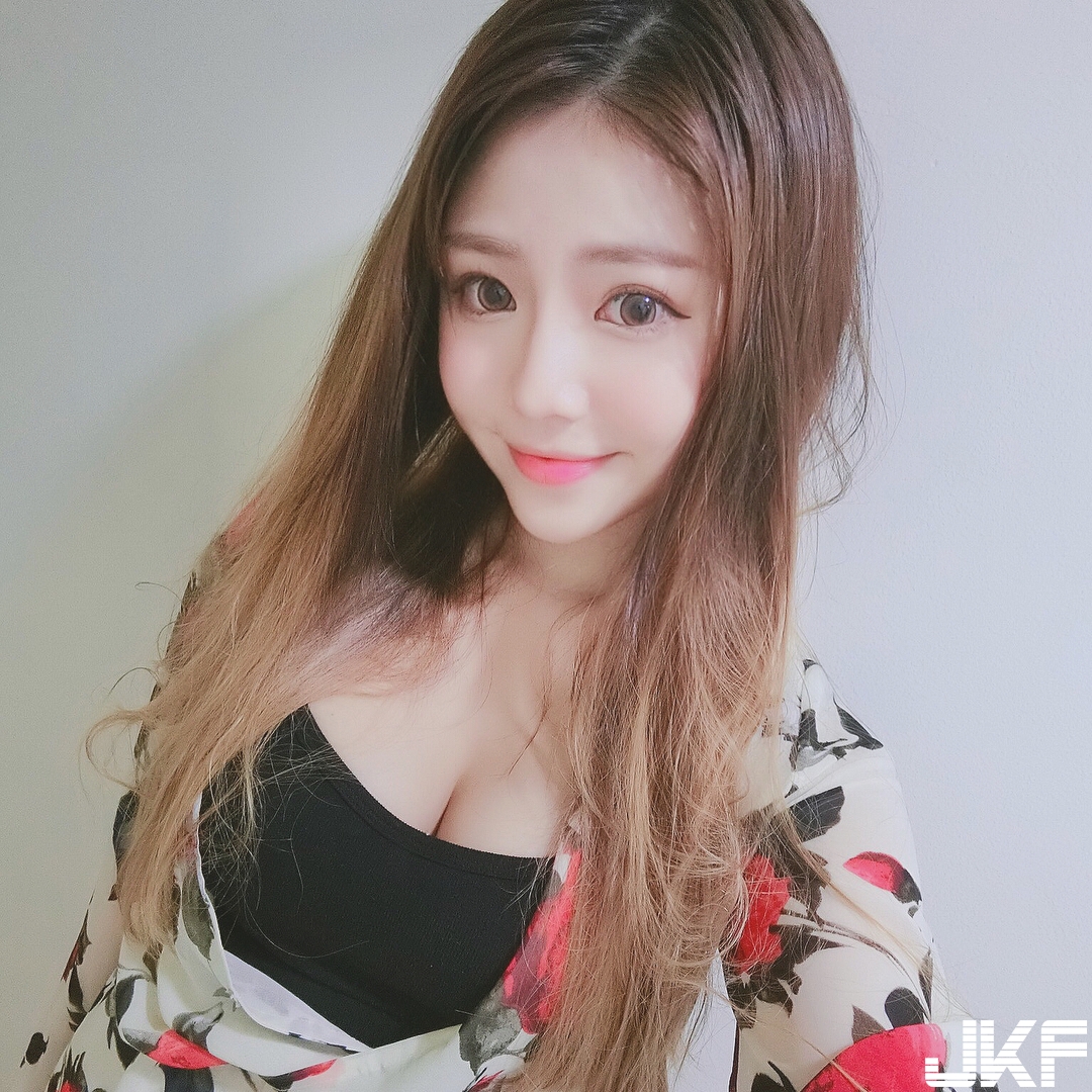 貼身上衣出賣正妹「巨ru好身材」！「邪惡形狀」都被擠出來了！快喘不過氣…