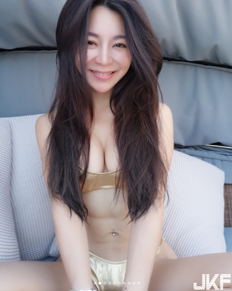 路上驚見「熱褲女騎士」辣臀駕重機！沒想到安全帽拿下是正妹，還裝載「白嫩大包子」！