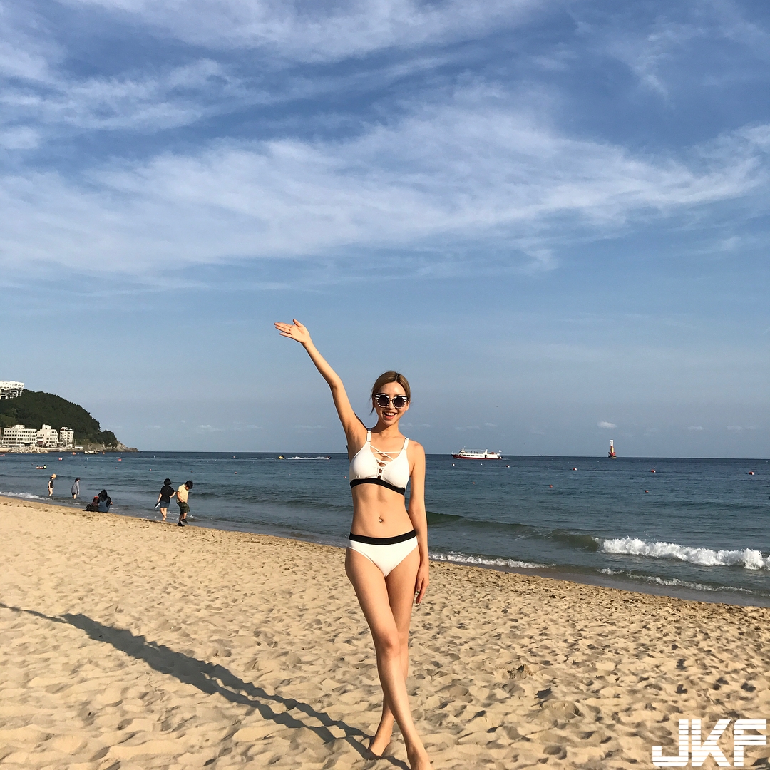 乳波蕩漾！「瑜珈正妹」使用神力棒伸展筋骨 「嫩Q美乳」不斷上下起伏