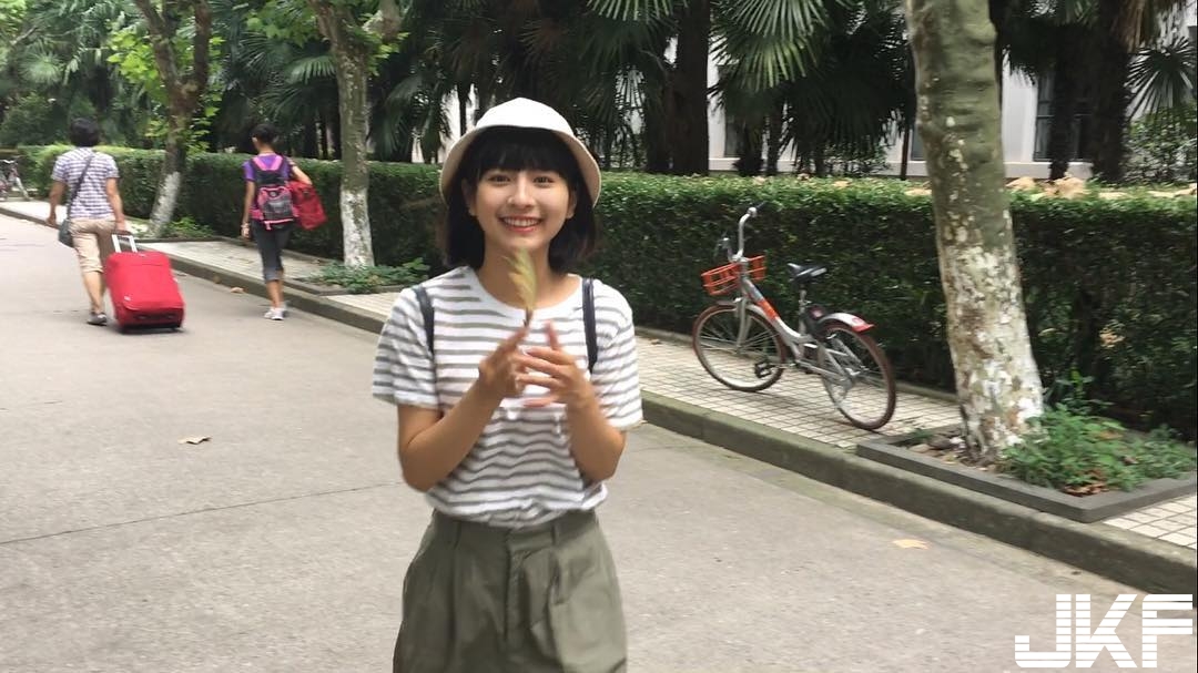 開學發現隔壁同學是「小新垣結衣」！正妹同學太可愛無法認真上課了&#8230;